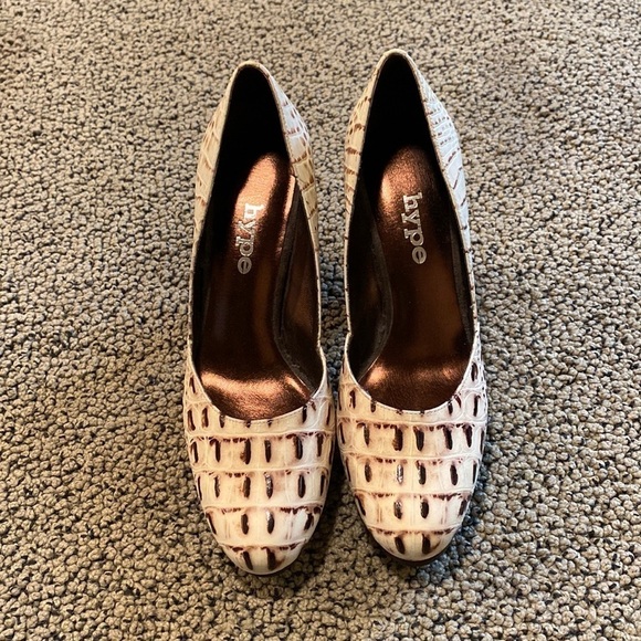 NWOT Hype Cream & Brown Heels Size 6 in Snakeskin Pattern - Picture 1 of 9
